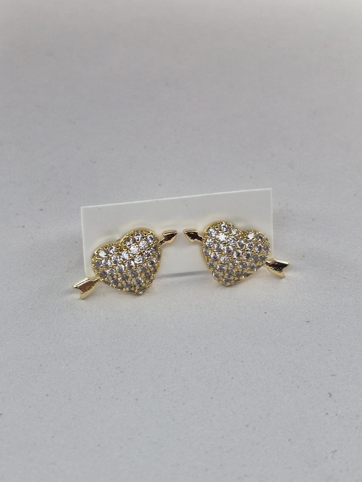 Arete corazón con flecha